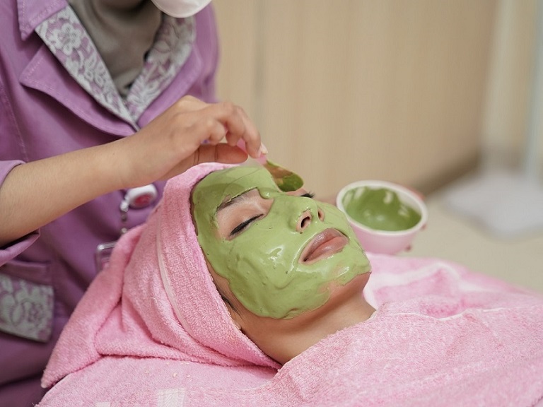 Seberapa Pentingkah Facial Treatment untuk Kulit Wajah? Cek di Sini Infonya